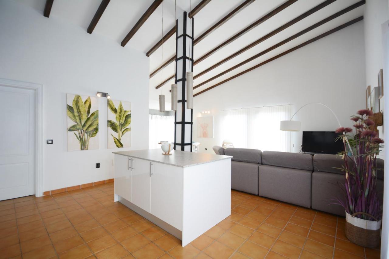 Beautiful Spacious Villa With Private Heated Pool In Лахарес Екстер'єр фото