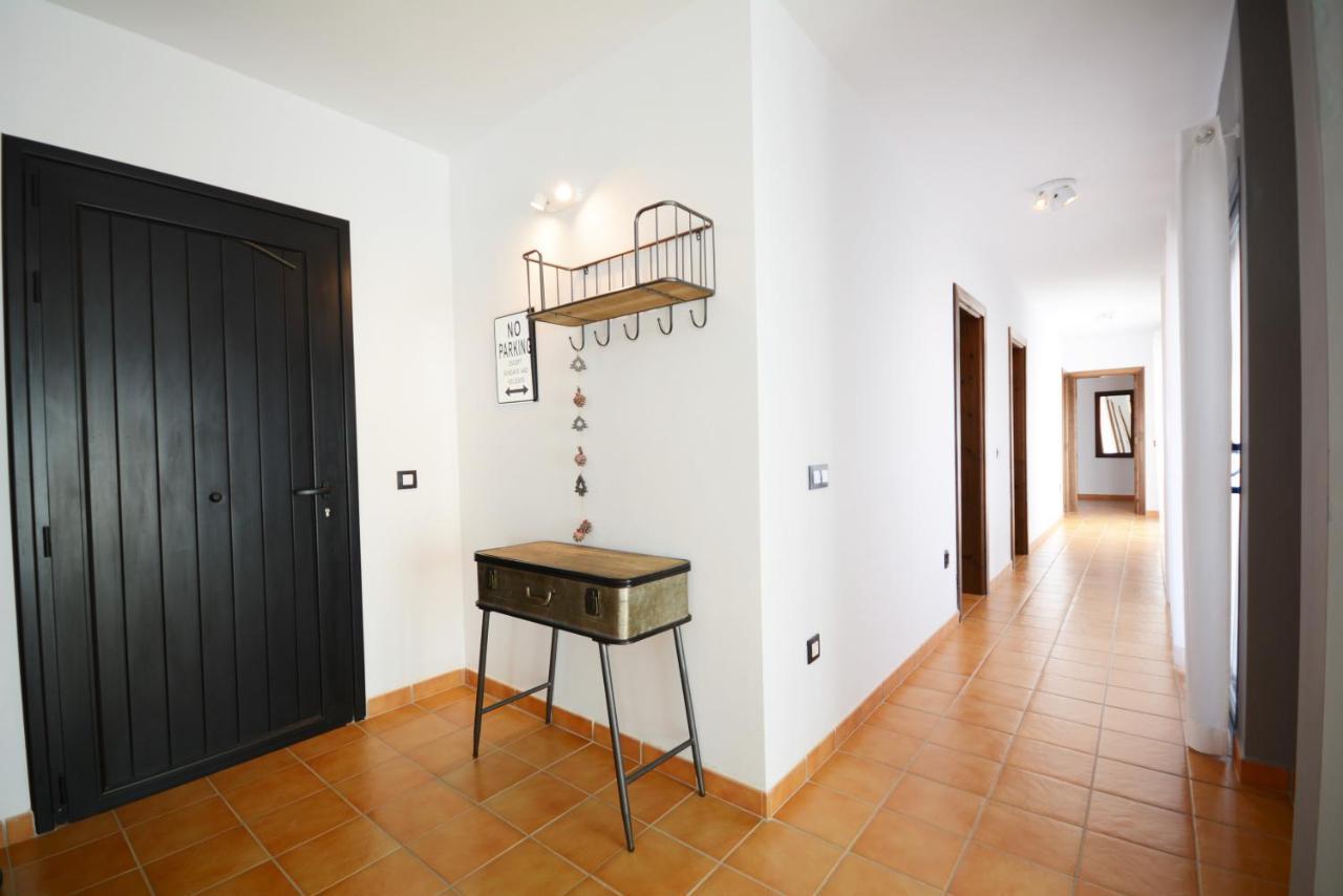 Beautiful Spacious Villa With Private Heated Pool In Лахарес Екстер'єр фото